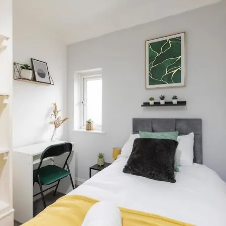 Elegant 3br Sleeps 7 Crew Friendly