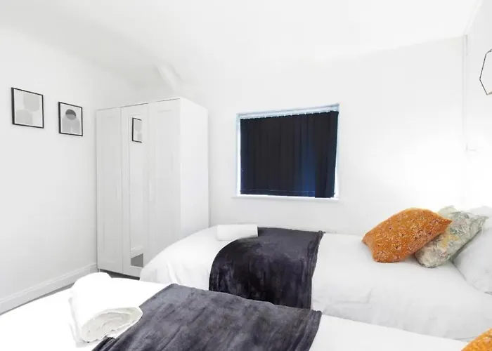 Elegant 3br Sleeps 7 Crew Friendly Leeds (West Yorkshire)