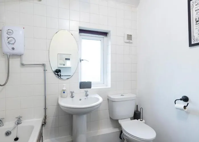 Elegant 3br Sleeps 7 Crew Friendly * Leeds (West Yorkshire)