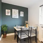 Modern 3br Sleeps 7 Crew Friendly Apartment Leeds (West Yorkshire)