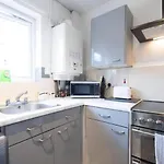 Apartment Modern 3br Sleeps 7 Crew Friendly Leeds (West Yorkshire)