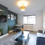 Modern 3br Sleeps 7 Crew Friendly * Leeds (West Yorkshire)
