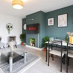 Modern 3br Sleeps 7 Crew Friendly Apartment *