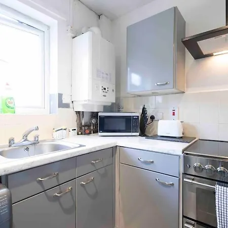 Bright 3 Bedroom Close To Centre Parking *