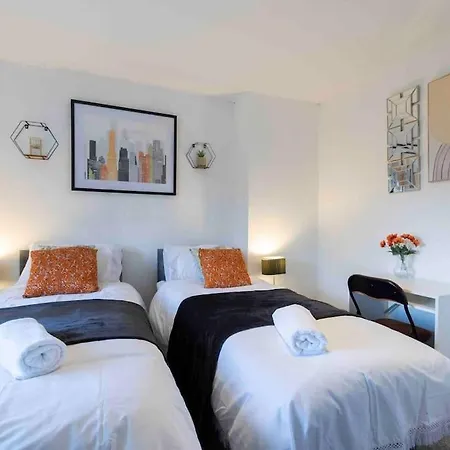 Bright 3 Bedroom Close To Centre Parking Lejlighed *