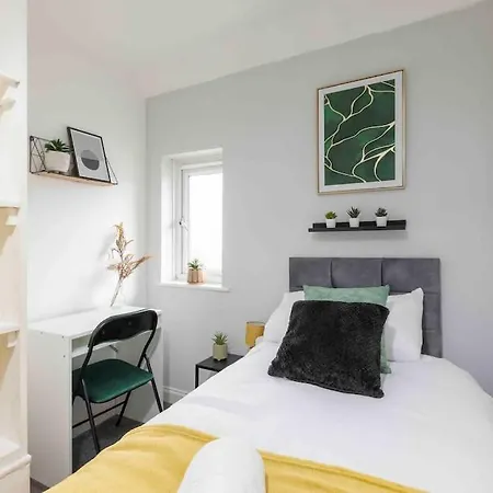 Bright 3 Bedroom Close To Centre Parking