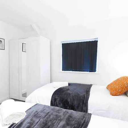 Апартаменти Bright 3 Bedroom Close To Centre Parking