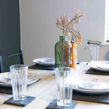 Bright 3 Bedroom Close To Centre Parking *