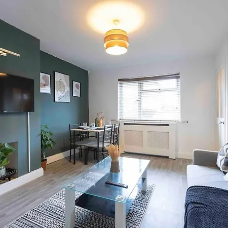 Bright 3 Bedroom Close To Centre Parking *