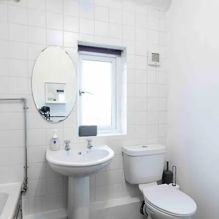 Апартаменти Bright 3 Bedroom Close To Centre Parking