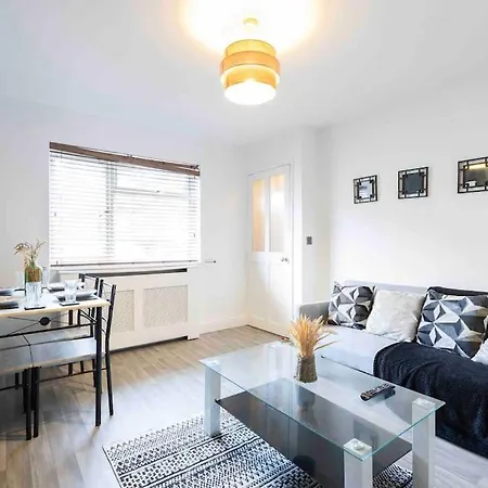 Апартаменти Bright 3 Bedroom Close To Centre Parking