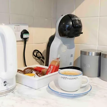 Bright 3 Bedroom Close To Centre Parking Лідс