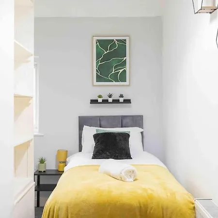 Bright 3 Bedroom Close To Centre Parking