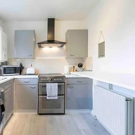 Bright 3 Bedroom Close To Centre Parking Апартаменти