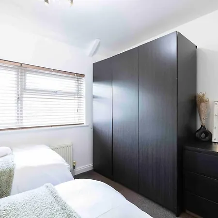 Bright 3 Bedroom Close To Centre Parking Апартаменти Лідс