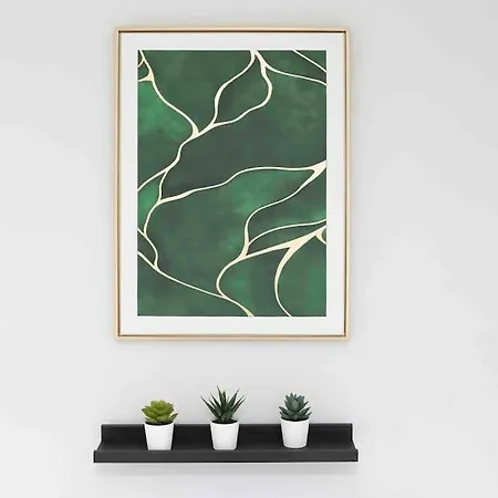 Bright 3 Bedroom Close To Centre Parking