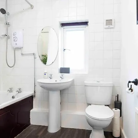Bright 3 Bedroom Close To Centre Parking Апартаменти