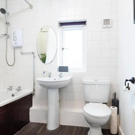 Апартаменти Bright 3 Bedroom Close To Centre Parking Лідс