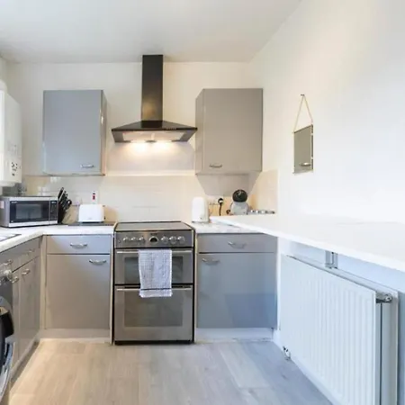 Stylish 3br Retreat Sleeps 7 Driveway,near Centre Apartment *