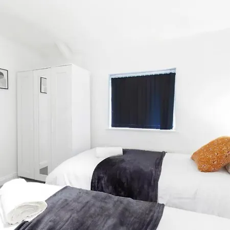 Bright 3 Bedroom Close To Centre Parking Лідс