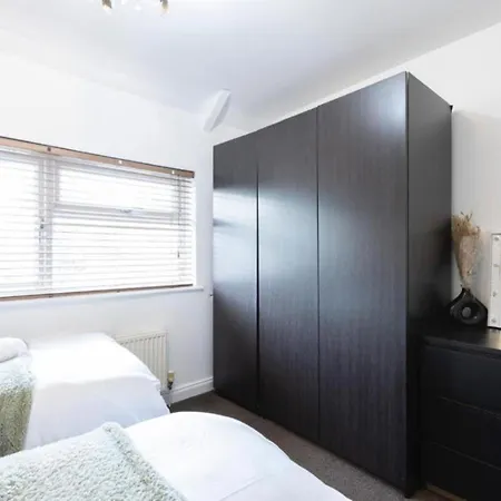 Bright 3 Bedroom Close To Centre Parking Lejlighed