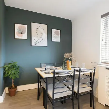 Stylish 3br Retreat Sleeps 7 Driveway,near Centre Apartment Leeds (West Yorkshire)