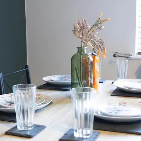 Bright 3 Bedroom Close To Centre Parking