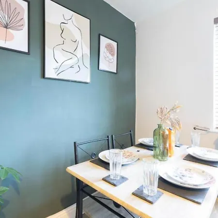 Stylish 3br Retreat Sleeps 7 Driveway,near Centre Apartment Leeds (West Yorkshire)