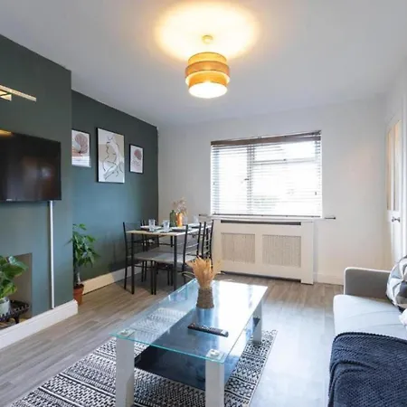 Stylish 3br Retreat Sleeps 7 Driveway,near Centre * Leeds (West Yorkshire)