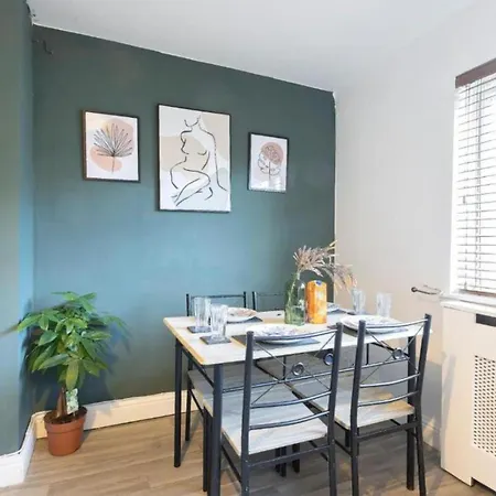 Bright 3 Bedroom Close To Centre Parking Апартаменти
