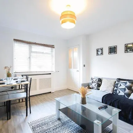 Stylish 3br Retreat Sleeps 7 Driveway,near Centre Leeds (West Yorkshire)
