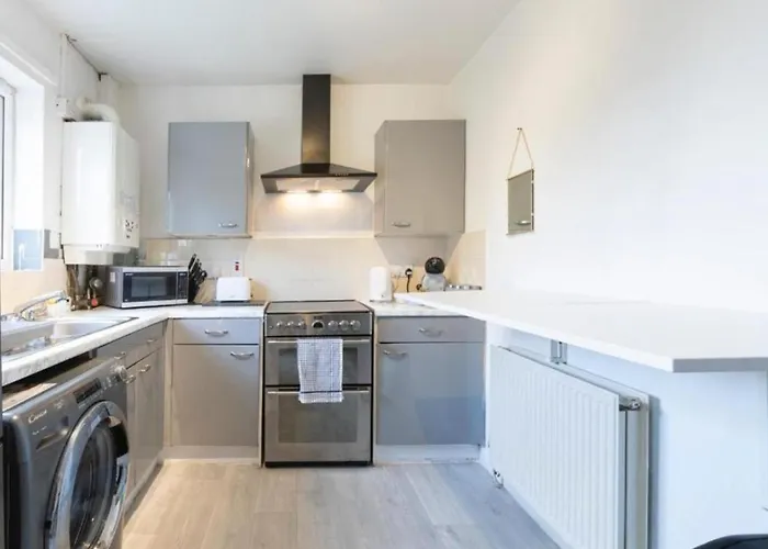 Elegant 3br Sleeps 7 Crew Friendly 公寓 *