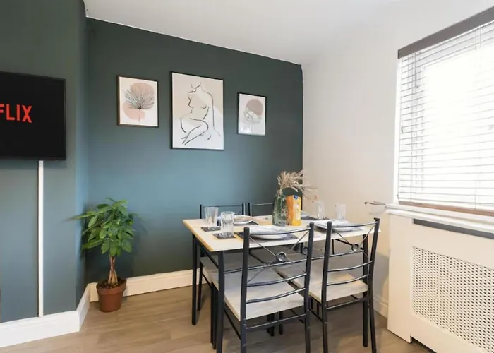 Elegant 3br Sleeps 7 Crew Friendly 公寓 利兹