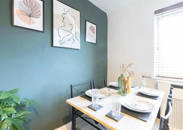 Elegant 3br Sleeps 7 Crew Friendly 公寓 利兹