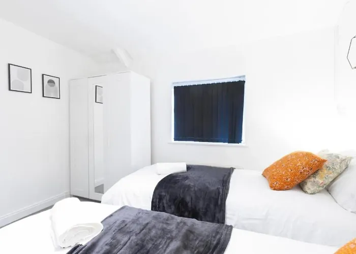 Elegant 3br Sleeps 7 Crew Friendly 公寓
