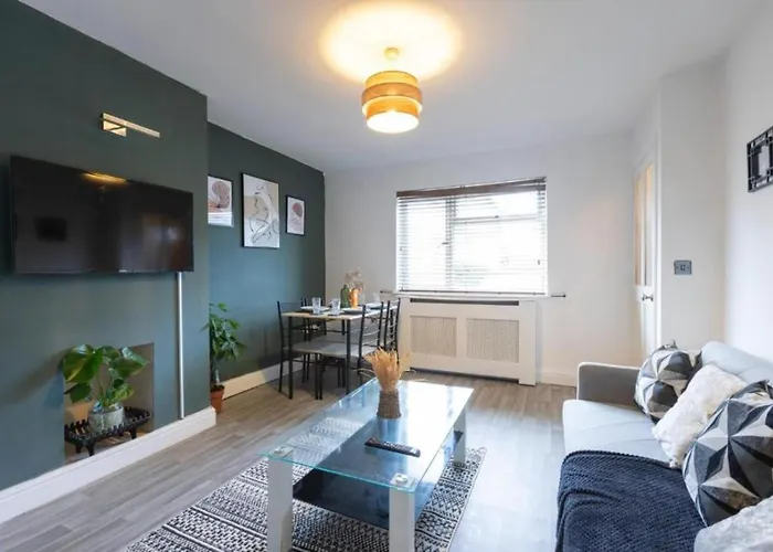 Elegant 3br Sleeps 7 Crew Friendly * 利兹