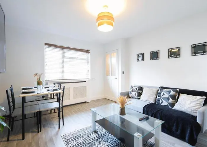 Elegant 3br Sleeps 7 Crew Friendly 利兹