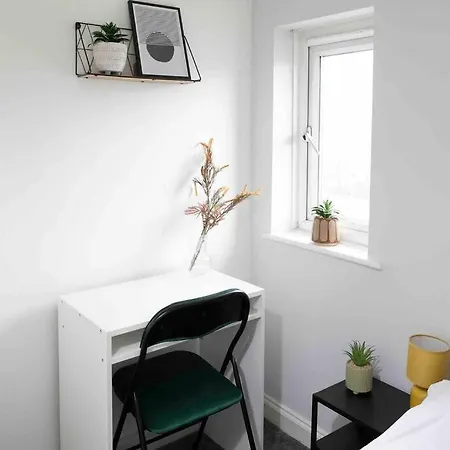 Bright 3 Bedroom Close To Centre Parking