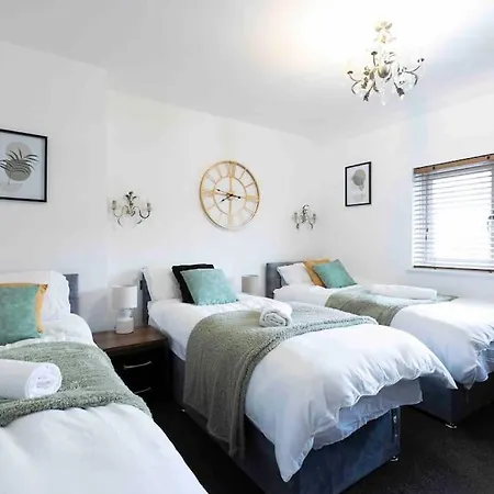 Bright 3 Bedroom Close To Centre Parking Appartement