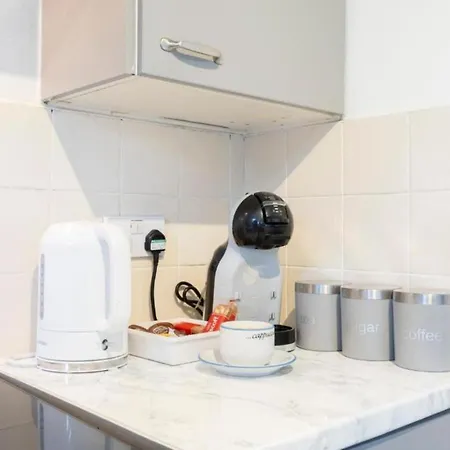 Bright 3 Bedroom Close To Centre Parking