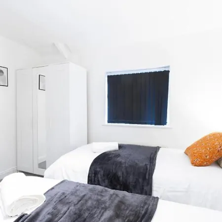 Bright 3 Bedroom Close To Centre Parking Appartement