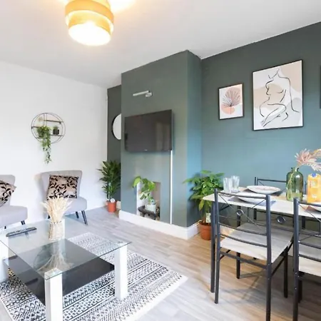 Bright 3 Bedroom Close To Centre Parking *